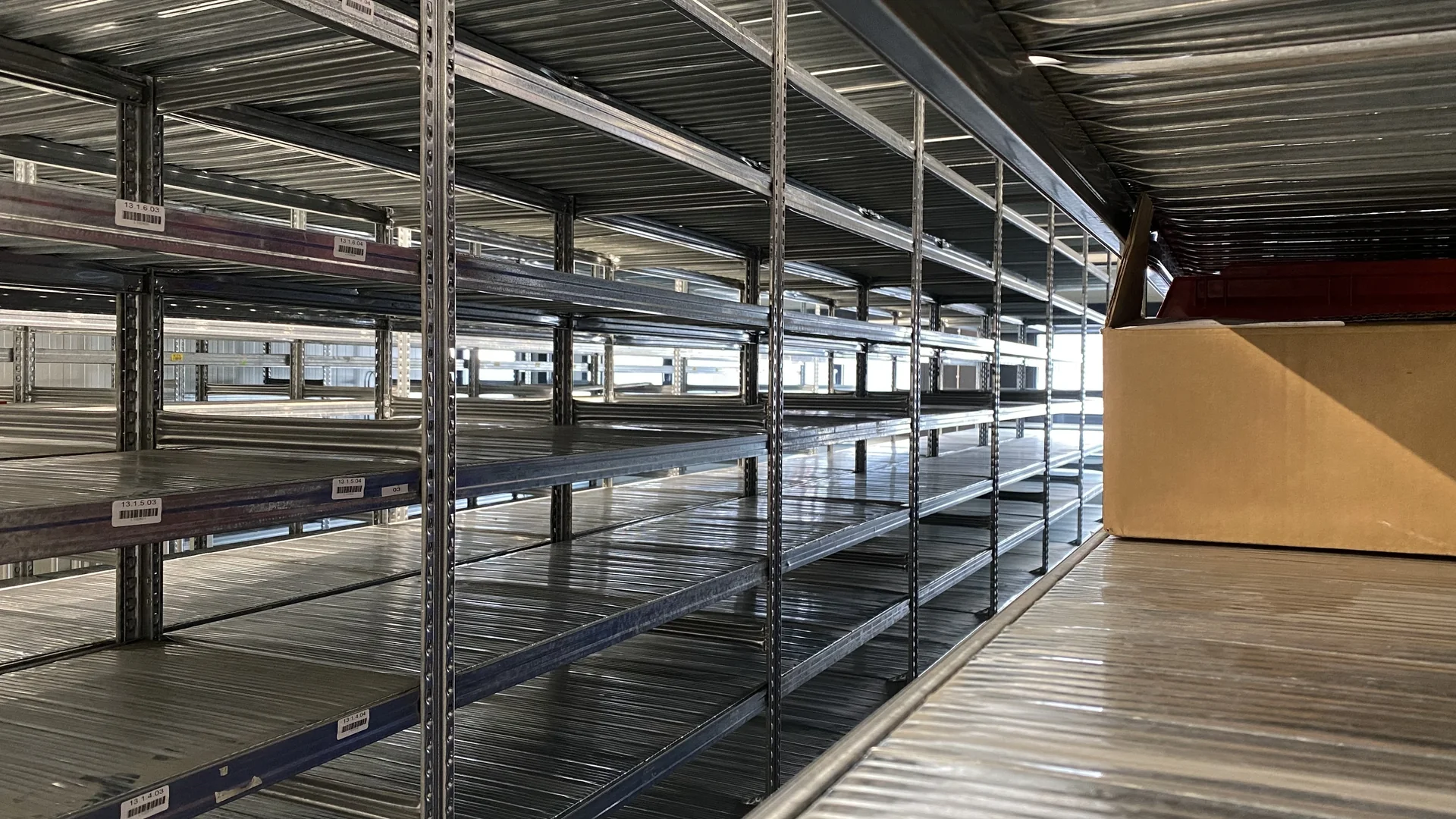 Professioneel fulfilment magazijn met georganiseerde stellingen